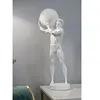 Statuette homme en résine blanche 18x125x50 cm