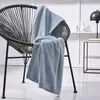 TODAY Plaid uni ESSENTIAL Modèle ESSENTIAL 125x150 cm Gris en 100% Polyester Motif