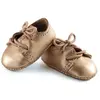 Djeco Chaussures Pomea dorées pour poupée