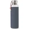 Black and Blum Une gourde en verre que vous pouvez emporter partout grâce à son anneau de transport et sa protection antidérapante en silicone.