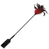 Sex&Mischief Sex And Mischief Jouets Sexuels 2 en 1 Plumeau et Tapette Fessée 61 cm Noir/Rouge