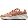 Nike metro tek in de kleur oranje.