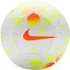 Nike pitch voetbal in de kleur wit.
