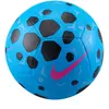 Nike pitch voetbal in de kleur blauw.