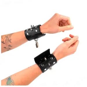 Kink - Punk Wrist Restraints With Spikes 25 X 6 Cm pas cher