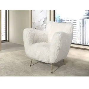 Fauteuil en tissu blanc à poils longs