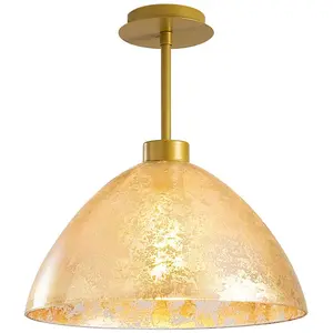 EMOB Le lustre Noor est composé d'un corps en métal et d'un couvercle en verre de couleur dorée. Il a un diamètre de 34 cm et une haut... pas cher