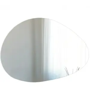 EMOB Le miroir Locelso est un miroir élégant et robuste fabriqué à 100 % en MDF. Avec des dimensions de 90x60x1 cm, il présente une co... pas cher