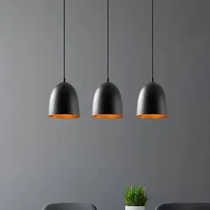 EMOB Le lustre Tatum se compose d'un corps en métal noir élégant et d'une hauteur réglable. Ses dimensions sont de 70 x 20 cm et sa ha... pas cher