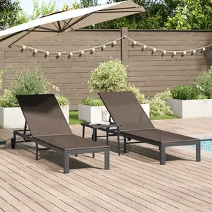 vidaXL Vidaxl Chaises Longues 2 Pcs Avec Roues Et Table En Poly Rattan Marron pas cher