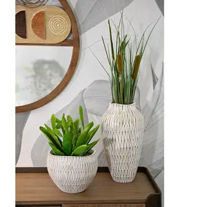 Cachepot en résine blanc avec des lignes géométriques Ø 26x205 cm pas cher