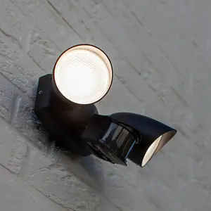 LUTEC Shrimp - LED security wandlamp voor buiten - PIR bewegingssensor - Dag/nacht sensor - Premium aluminium - Tweekoppig - 1700Lm krachtig licht - 4000K helder wit licht - Mat zwartVendu parbol
