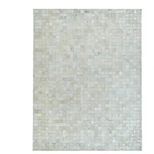 Tapis en cuirs recyclés blanc et argenté 190x290