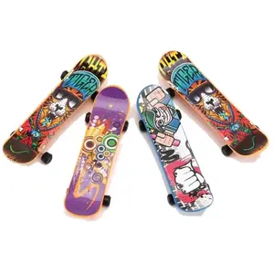 P'TIT Clown re23490 - Lot de 4 mini jouets SkateboardVendu parcdiscount