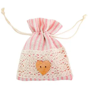 CHAKS - 4 gestreepte zakjes in pastelroze en kant 8 x 10 cm met houten hart pas cher