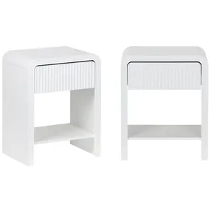 SWEEEK Lot de 2 tables de chevet effet bois blanc rainuré 1 tiroir. 1 étagère pas cher