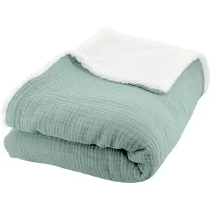 SWEEEK Plaid sherpa et gaze de coton 130 x 170 cm vert amande. ALIX. bi-matière pas cher