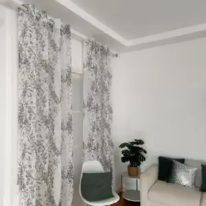 Rideau Voilage imprimé feuilles à oeillets 135x240cm gris et blanc Dylrev pas cher