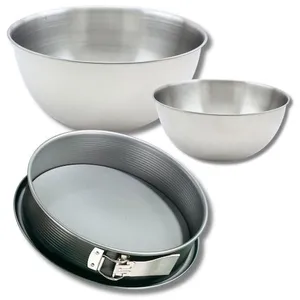 Bakset met 1 ronde springvorm met platte bodem (28 cm), 1 Zenker spatel en 2 Fackelmann roestvrijstalen mengkommen. pas cher