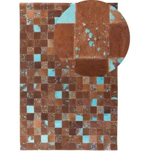 BELIANI Tapis Patchwork 160 x 230 cm en Peau de Vache Marron et Bleu Fait à la Main Aliaga pas cher