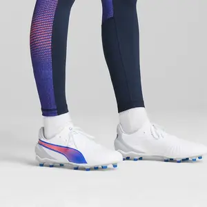 PUMA Chaussures de football King Match Fg/Ag unisexes, Puma Blanc Bluemazing Plat Gris Clair, 40 EU pas cher