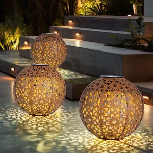 EXPO BÖRSE Lampe solaire d'extérieur, boule solaire décoration jardin, lampe solaire rouille, piquet de sol, poinçonnage décoratif floral, métal, LED blanc