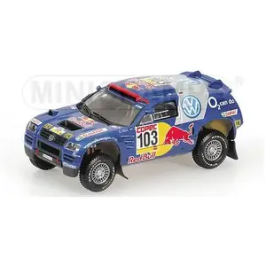 De 1:43 Diecast Modelcar van de Volkswagen Touareg #103 Winnaar van de Rally Por Las Pampas 2005. De drivers waren Saby en Perin.De fabrikant van het schaalmodel is Minichamps.Dit model is alleen online beschikbaar. pas cher