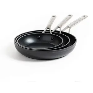KitchenAid Forged Hardened Lot de poêles à frire antiadhésives 3 couches de développement allemand avec manche en acier inoxydable Compatible induction Compatible four Noir 20 cm, 24 cm et 28 cm