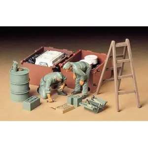 1:35 Tamiya 35180 Diorama-Set German Engine Maint.Cr. with 2 Figures P... pas cher