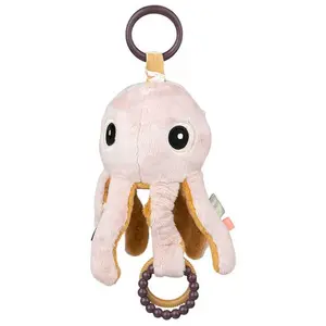 Done by Deer Peluche d'activités vibrante à suspendre Jelly Rose pas cher