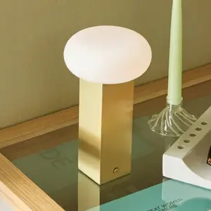 Hübsch, Lampe de table, Low Tragbare Lampe Messingfarben