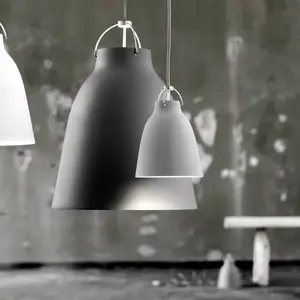 Lightyears Lampe suspendue modèle Caravaggio Matt P1, conçue par Cecilie Manz, éclairage flexible et réglable, aluminium, 16,5 x 16,5 x 21,6 cm, couleur grise (référence : 14035112)Vendu parkoot