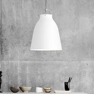 Fritz Hansen Lampe suspendue modèle Caravaggio P3, conçue par Cecilie Manz, éclairage flexible et réglable en aluminium, 40 x 40 x 51,6 cm, blanc (Référence : 74009705)Vendu parkoot