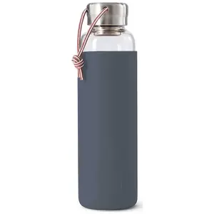 Black and Blum Une gourde en verre que vous pouvez emporter partout grâce à son anneau de transport et sa protection antidérapante en silicone.