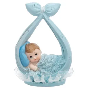 PARTYDECO Figurine petit garçon dans une écharpe bleue 11 cm - Bleu pas cher