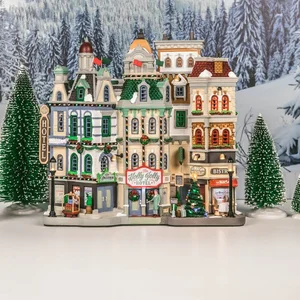 Lemax - 'The Holly Jolly Hotel' - Verlichte Facade - Exclusief adapter (Werkt op batterijen) pas cher