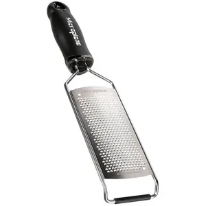 Comparateur de prix : MICROPLANE - Râpe incurvée GOURMET grains fins manche noir *