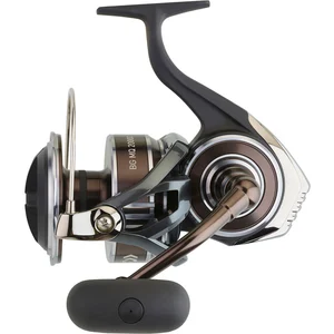 Comparateur de prix : Moulinet Daiwa BG Mq 2020 8000 H - Pêche - Noir - 630g - 6 + 1 Roulement - Bobine en aluminium