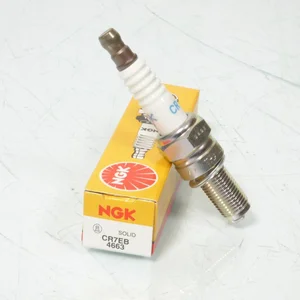 Bougie d'allumage NGK pour scooter Peugeot 50 Ludix blaster 2005 à 201...Vendu parbol