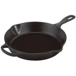 Le Creuset Skillet profond en fonte émaillée Signature avec poignée d'assistance et deux becs verseurs, 26 cm, 2 litres, Noir Mat, 20187260000422