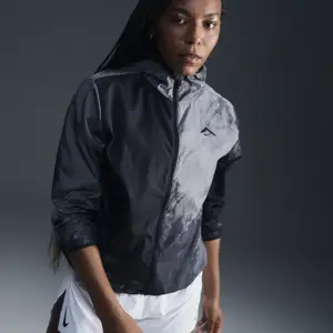 Nike Women'S Veste W Nk Trail Repel Jkt, Black/Black, FN6853-010, S pas cher