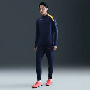 Nike strike dri-fit voetbalbroek in de kleur blauw.