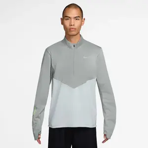 Nike pacer therma-fit winterized ziptop in de kleur grijs.