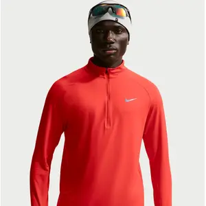 Nike stride dri-fit hardlooptop in de kleur rood.