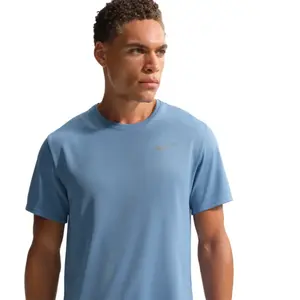 Nike dri-fit uv miler hardloopshirt in de kleur blauw.