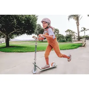 Yvolution step klassiek groen - kinderstep met drie wielen.