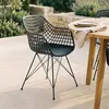 Image de IDIMEX Lot de 4 chaises Alicante pour Salle à Manger ou Cuisine au Design Retro avec accoudoirs, Coque en Plastique Noir et 4 Pieds croisé en métal laqué Noir