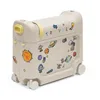 Image de Stokke JetKids BedBox, Moonglow White - Valise-lit à roulettes pour enfants de 2-7 ans (jusqu'à 35 kg) - Approuvée par de nombreuses compagnies aériennes - Matelas et sangle réglable inclus