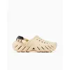 Image de Tongs pour unisexe - Crocs - 2yj-hueso/negro - Beige - Adulte - Synthétique - Mixte