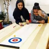 Image de Jeu de Curling de Table - Kikkerland - Modèle Amusant - Pour 2 Joueurs ou Plus - Intérieur - Multicolore
